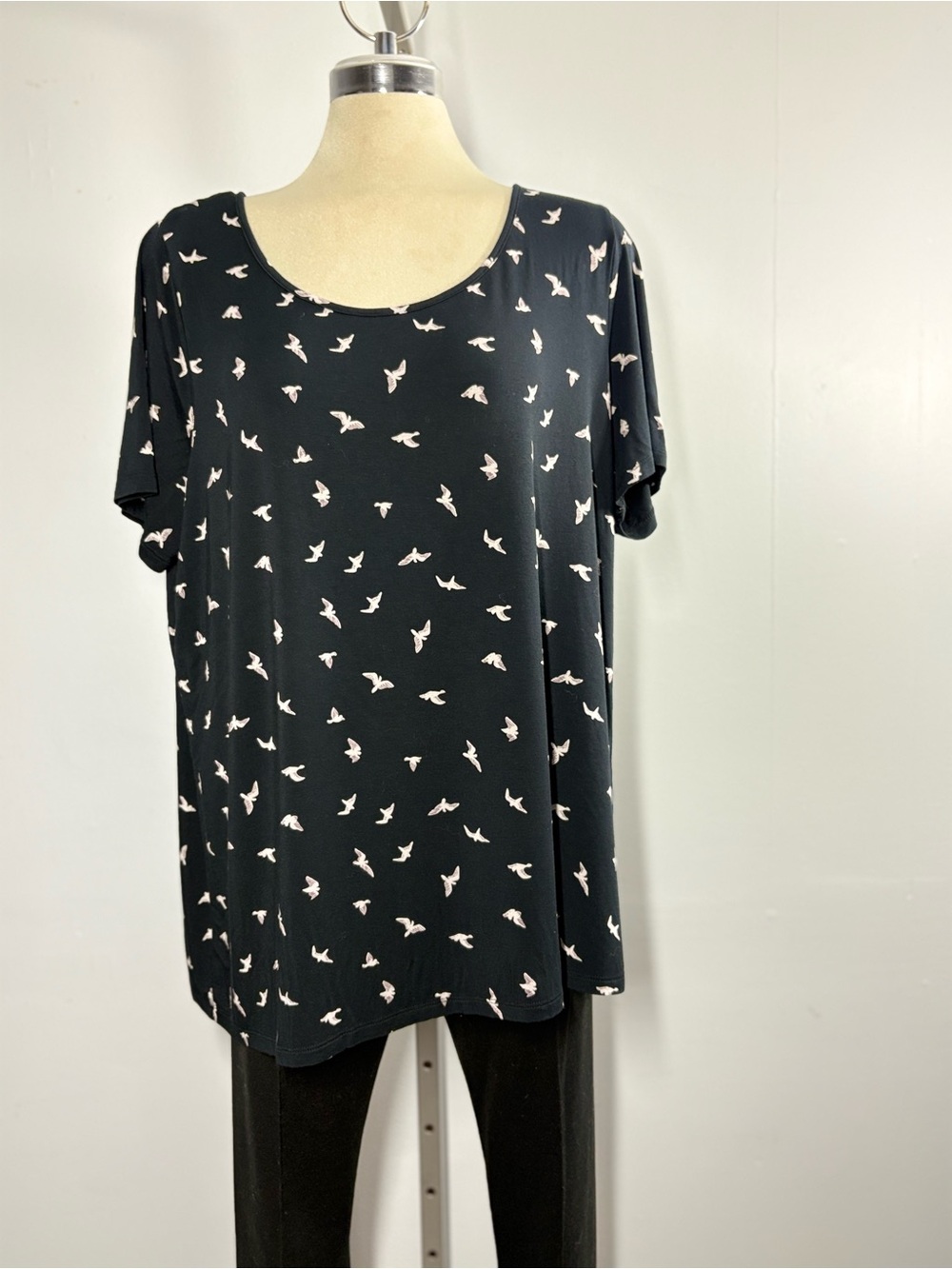Reitmans Black Short Sleeve Tee with White Bird Print